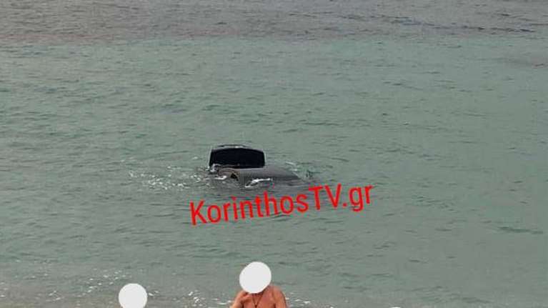 Ξυλόκαστρο: Αυτοκίνητο κατέληξε στην θάλασσα - Σε πολυσύχναστη παραλία