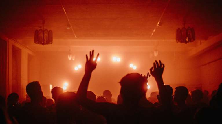 ΑΑΔΕ: Λουκέτο σε γνωστό κλαμπ στο Μπουρνάζι - Δεν έκοβε αποδείξεις, επικαλούνταν ότι χάλασε το POS