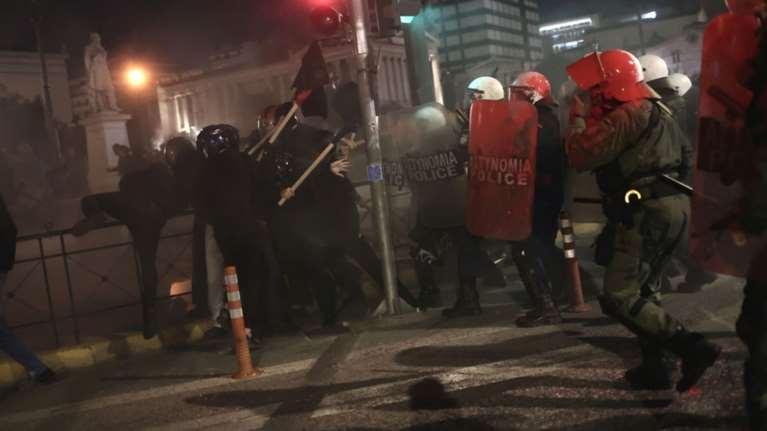 Επεισόδια στα Προπύλαια: Συνελήφθησαν 16 άτομα - H ανακοίνωση της ΕΛΑΣ για χθες το βράδυ