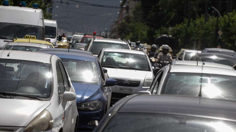 Χάος στους δρόμους: Τροχαίο και μποτιλιάρισμα στον Κηφισό, κίνηση σε Κηφισίας και Αττική Οδο