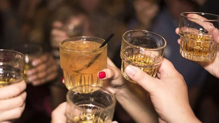 Νέα &quot;κορονο-πάρτι&quot; σε Θεσσαλονίκη και Χαλκιδική: Δύο συλλήψεις και βαριά πρόστιμα