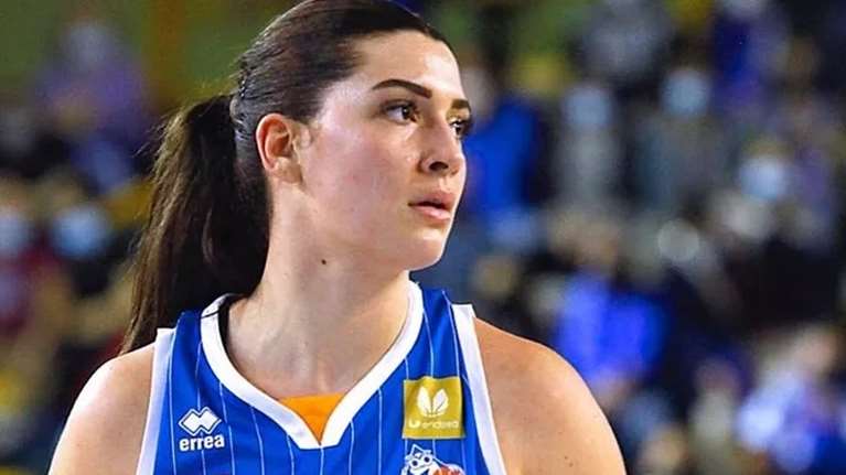 Η Μαριέλλα Φασούλα πιο εντυπωσιακή και σέξι από ποτέ: Ποζάρει με mini φούστα και crop top στον καθρέφτη του σπιτιού της