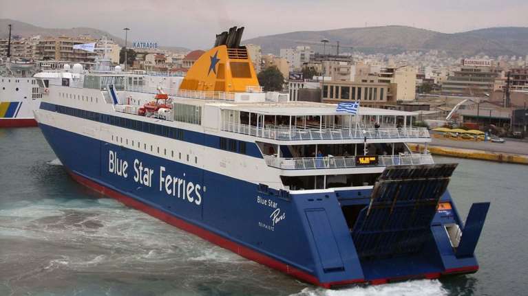 Ταλαιπωρία για τους επιβάτες του Blue Star 1: Προσέκρουσε στο λιμάνι της Νάξου κατά τον απόπλου