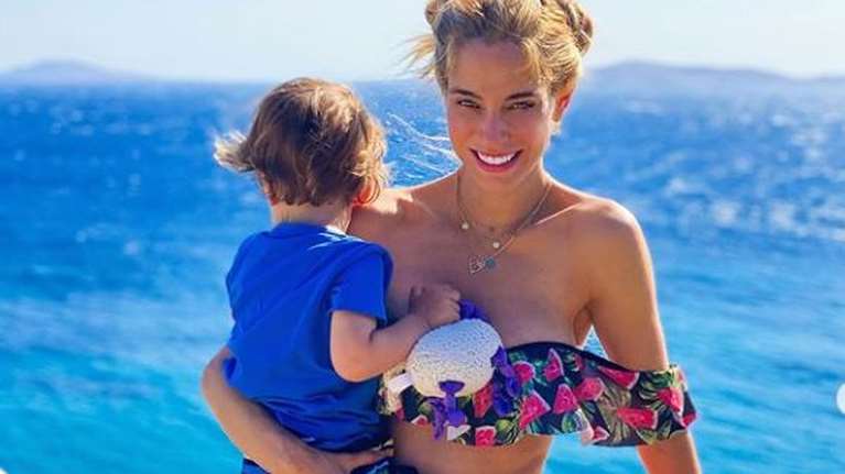 Δούκισσα Νομικού: Η εντυπωσιακή εμφάνιση στην παραλία - Το καυτό σορτσάκι και το κατακόκκινο μπικίνι