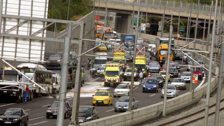 Καραμπόλα τριών οχημάτων στην Αττική Οδό: Στο "κόκκινο" η κίνηση - Live o χάρτης