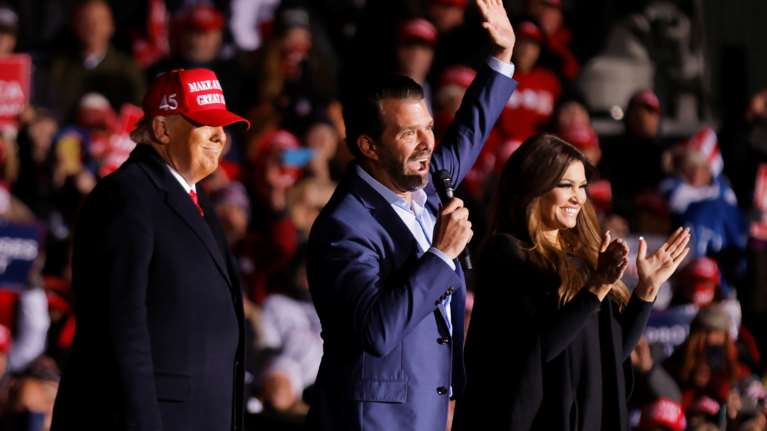 Προκλητικός ο Ντόναλντ Τραμπ Jr: Ανέβασε βίντεο με τον πατέρα του να χτυπά τον Μπάιντεν [Βίντεο]