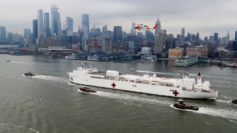 Στη Νέα Υόρκη στρατιωτικό πλωτό νοσοκομείο με 1000 κλίνες - Δείτε εικόνες