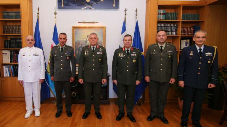 Βράβευση υπαξιωματικών του Στρατού Ξηράς από τον αρχηγό ΓΕΕΘΑ  για τις ενέργειες τους στον Έβρο [εικόνες]