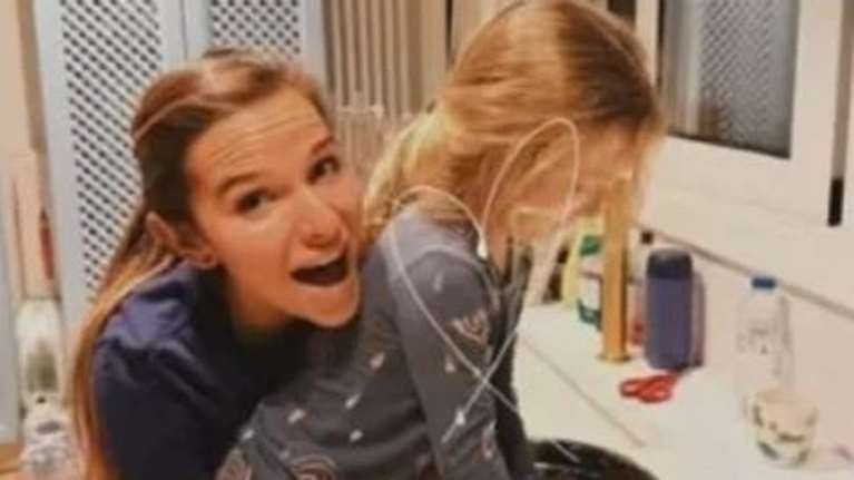 Στην κουζίνα του σπιτιού της Εριέττας Κούρκουλου Λάτση: Φτιάχνει χριστουγεννιάτικα γλυκά με την οικογένειά της