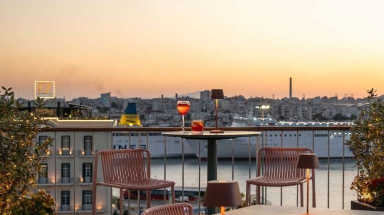 Την κάνουμε ταράτσα! Αυτά τα μπαρ σε Αθήνα και Πειραιά έχουν θέα που κόβει την ανάσα, δυνατά ποτά και άψογη ατμόσφαιρα