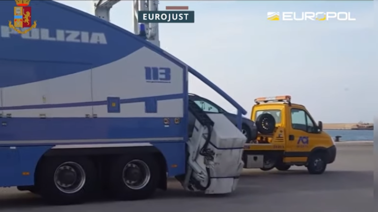 Χτύπημα σε διεθνές καρτέλ ναρκωτικών, διακινούσαν τόνους κοκαΐνης - Συλλήψεις και στην Αθήνα [βίντεο]