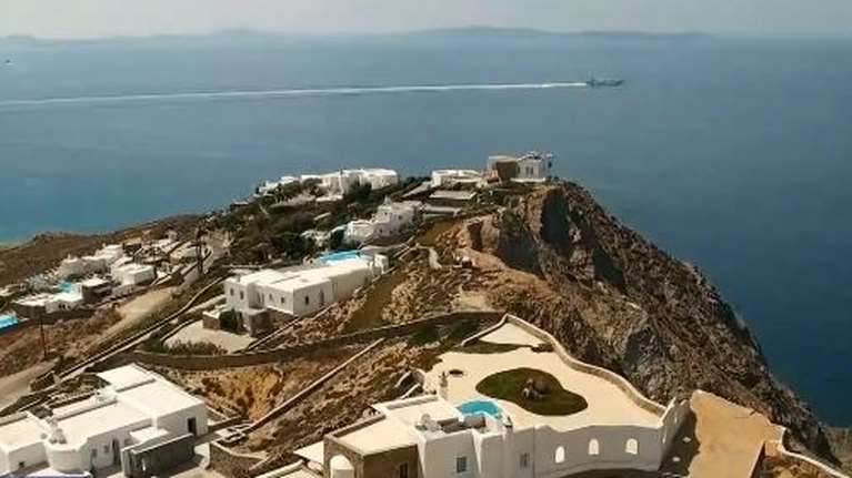 Μύκονος: Απίστευτη καταγγελία για γυναίκα αστυνομικό με αυθαίρετη βίλα 500 τ.μ, πισίνες και καταπληκτική θέα