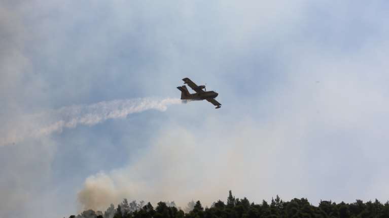Δασικές πυρκαγιές σε Κορινθία και Αιτωλικό: Επιτόπου ισχυρές δυνάμεις της Πυροσβεστικής