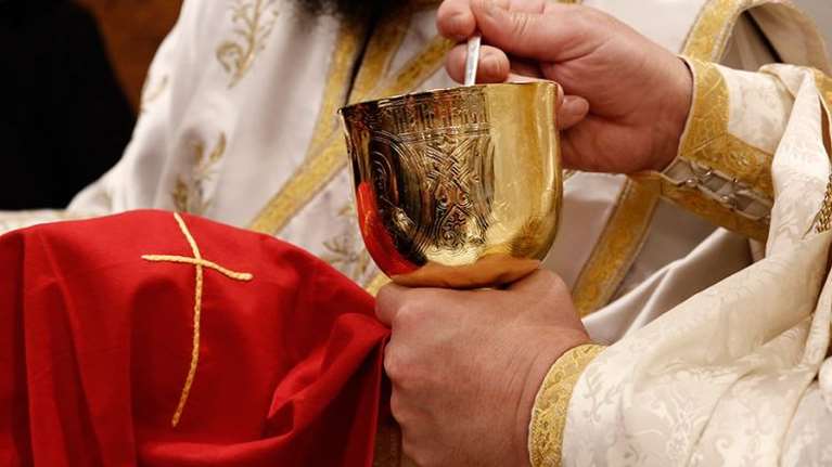 Απίστευτο: Ιερέας στη Μυτιλήνη κοινώνησε τους πιστούς ενώ είχε κορονοϊό