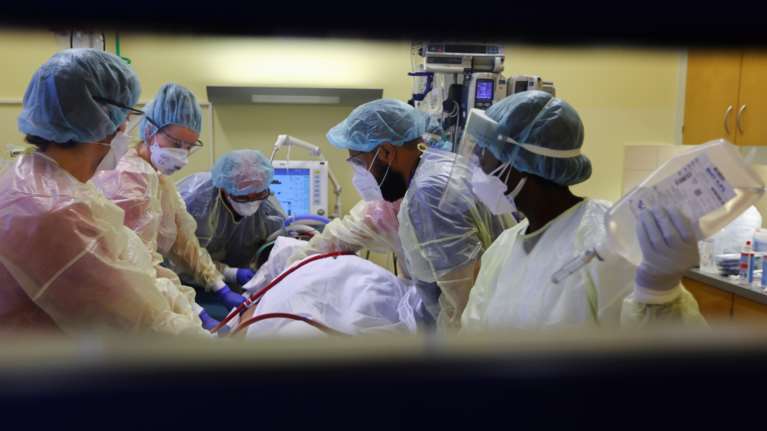 Ισπανία: 68 γιατροί και νοσηλευτές πήγαν σε χριστουγεννιάτικο πάρτι και έφυγαν με κορονοϊό - Ολοι εργάζονται σε ΜΕΘ