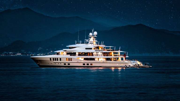 Υπερπολυτελής θαλαμηγός 74 μέτρων αξίας 100 εκατ. δολ. στην ιδιοκτησία Μεντβέντεφ; Τι λένε Ρώσοι δημοσιογράφοι