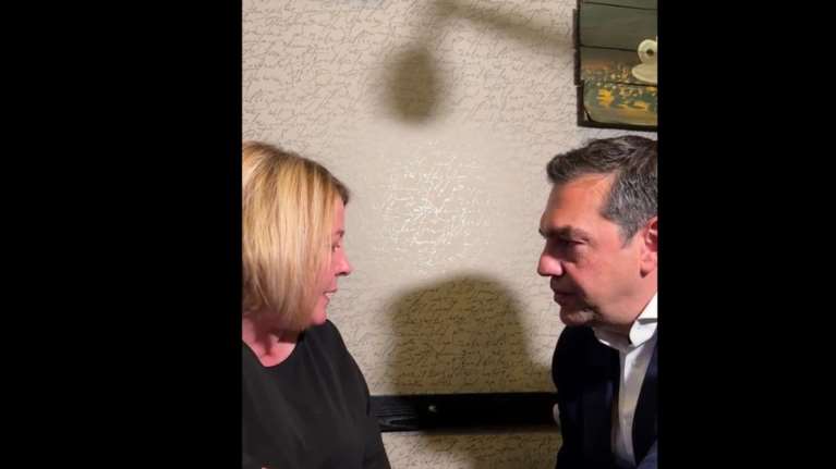 Ο διάλογος του Τσίπρα με τη μητέρα της Ιφιγένειας που χάθηκε στα Τέμπη: &quot;Απαγορευμένη λέξη πλέον...&quot;