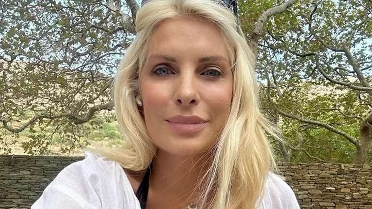 Η Ελένη Μενεγάκη στο εστιατόριο του ONAR: Με μπικίνι και λευκό καφτάνι