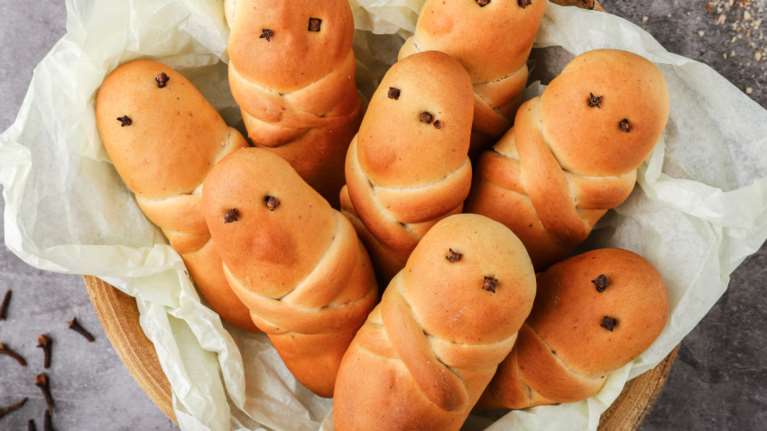 Εύκολη συνταγή για λαζαράκια: Τα παραδοσιακά ψωμάκια για το Σάββατο του Λαζάρου