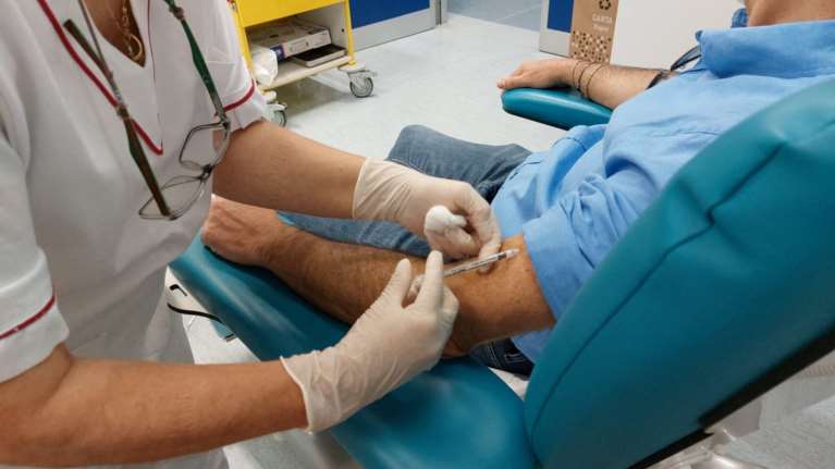 Κορονοϊός: Ο EMA ξεκίνησε την κυλιόμενη αξιολόγηση επικαιροποιημένου εμβολίου των Pfizer και BioNTech