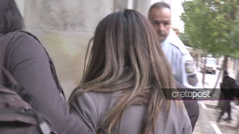 Επίθεση 38χρονης με καυστικό υγρό: &quot;Δεν ξέρω τι την οδήγησε εκεί, δεν θέλω να μιλήσω&quot;, λέει η μητέρα της