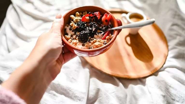 Πρωινό γεύμα για άμεση ενέργεια: Οι καλύτερες τροφές που συστήνει η διατροφολόγος