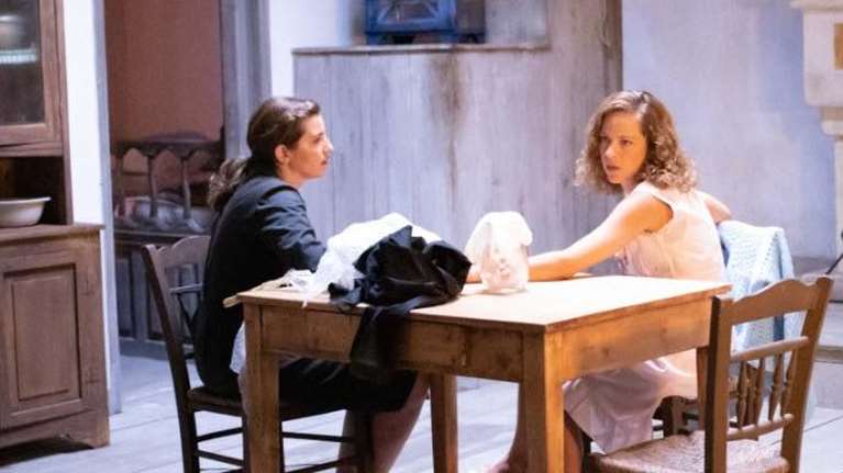 Άγριες Μέλισσες: Το καυστικό σχόλιο της Έλενας Ακρίτα για τα σκηνικά και η ανάλογη απάντηση του σκηνοθέτη