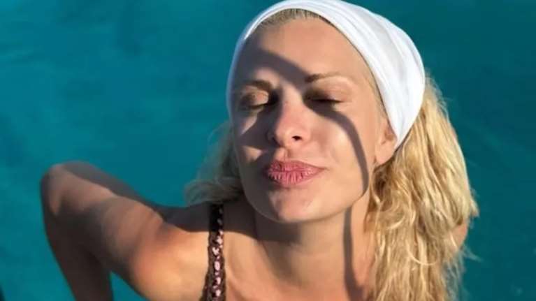 Σαν σταρ του σινεμά η Ελένη Μενεγάκη: Με μαύρο girly μαγιό και iconic τεράστιο καπέλο έτοιμη για βουτιά από το σκάφος