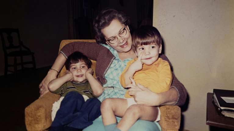 Γιατί οι παππούδες από την πλευρά του μπαμπά δεν έχουν τόση επαφή με τα εγγόνια όσο της μαμάς; Μια ενδιαφέρουσα έρευνα