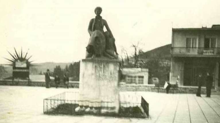 Απίθανο: Ο δήμαρχος Κόνιτσας θέλει να ξανατοποθετήσει το άγαλμα της Φρειδερίκης - Έντονες αντιδράσεις