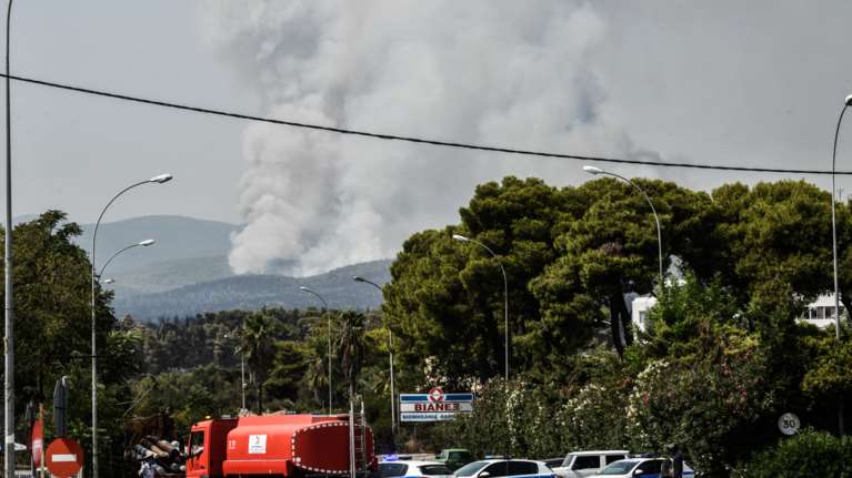 Δραματική προειδοποίηση Καλλιάνου: Ελέγξτε τη φωτιά στη Βαρυμπόμπη - Ερχονται άνεμοι έως 8 μποφόρ