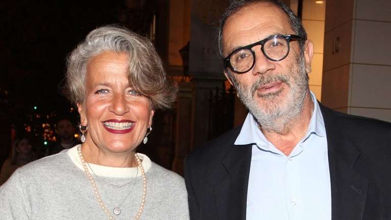 Λουκία Παπαδάκη: Τα υπέροχα γκρίζα μαλλιά της, η μακροχρόνια σχέση και οι υπεροπτικές συμπεριφορές συναδέλφων της