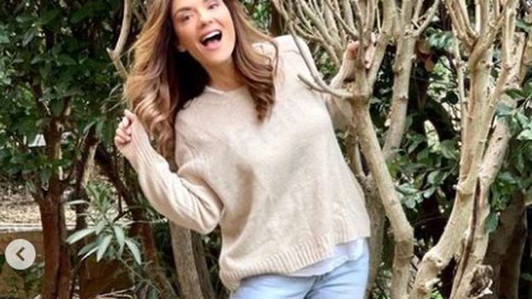 Βάσω Λασκαράκη: Με μάξι πλισέ φόρεμα και σανδάλια σε μία βραδιά κάτω από την Ακρόπολη