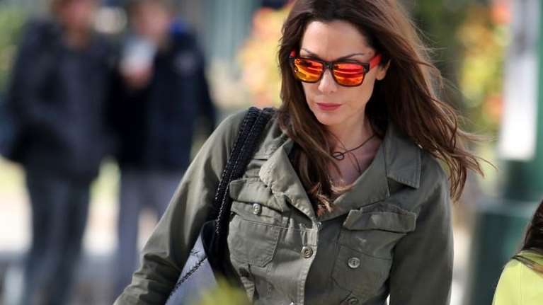 Η Μελίνα και ο Γιώργος Νικολαΐδης στο πλευρό της μητέρας τους, Δέσποινας Βανδή