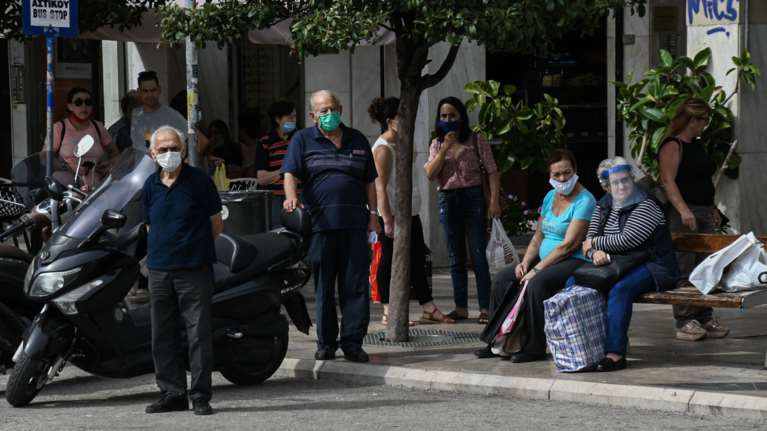 Κορονοϊός: Ποιοι εξαιρούνται από τη χρήση μάσκας - Τι ισχύει για τα αυτοκίνητα και τις πολυκατοικίες