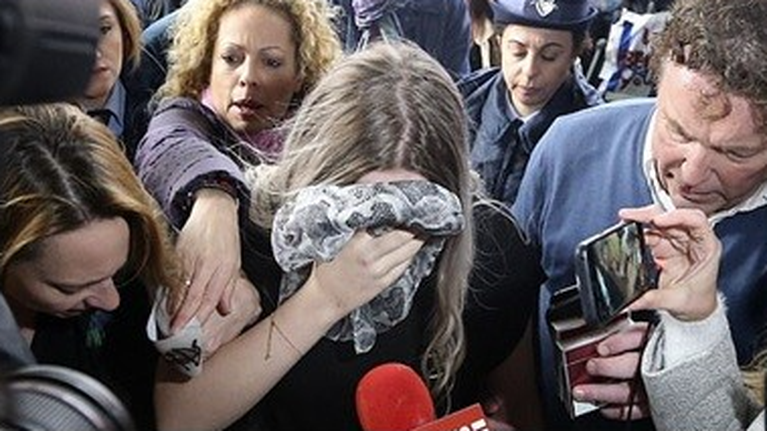 Κύπρος: Ξανά στα δικαστήρια η βρετανίδα που είχε καταγγείλει ομαδικό βιασμό - Τι μεταδίδει το BBC