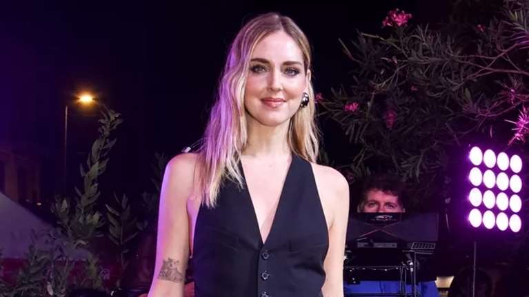 Το σοφιστικέ look με γιλέκο και το θηλυκό μαύρο φόρεμα με cut-outs: Οι δύο εμφανίσεις της Κιάρα Φεράνι στην Αθήνα