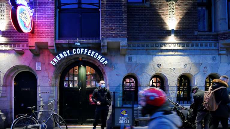 Πολύ μπροστά οι Ολλανδοί με τον κορονοϊό: Στοκάρουν χαρτί τουαλέτας, μακαρόνια και ...μαριχουάνα