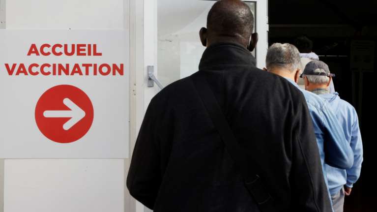 &quot;Επιδημία&quot; πλαστών πιστοποιητικών στην Ευρώπη: Πάνω από 2.000 περιπτώσεις σε Γαλλία και Βέλγιο μέχρι στιγμής