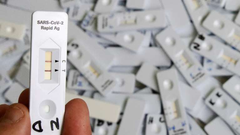 Κοντοζαμάνης για self test: Έχουν υιοθετηθεί από πολλούς διεθνείς οργανισμούς - Τι απαντά για τις συσκευασίες