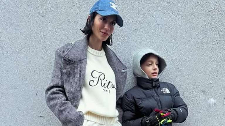 &quot;Ποια είναι η άποψή σας μαμάδες;&quot; - Η Σοφία Καρβέλα για τη νοοτροπία που μεγαλώνει τα παιδιά της