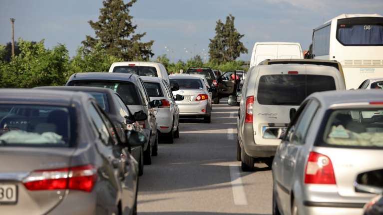 Τι ισχύει για τις μετακινήσεις με ΙΧ από Δευτέρα - Πώς θα γίνονται [βίντεο]