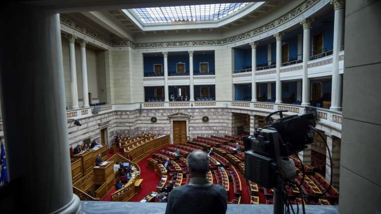 Βουλή: Υπερψηφίστηκε το επίδομα 600 ευρώ στους ένστολους - Αλαλούμ με την ψήφο του ΣΥΡΙΖΑ