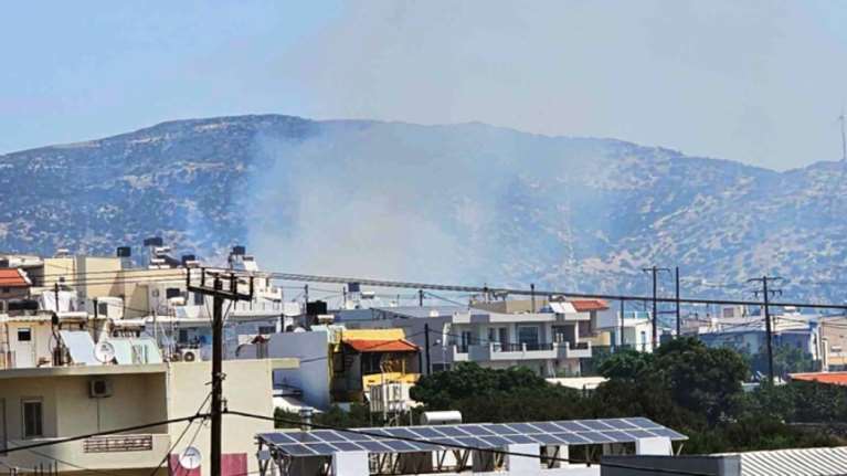 Φωτιά στο Κεντρί Ιεράπετρας  - Ισχυροί άνεμοι στην περιοχή, κινδυνεύουν σπίτια [βίντεο]