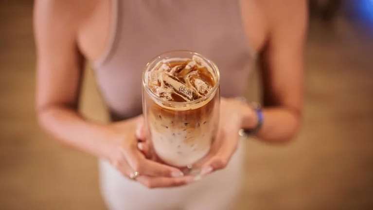 Καφεΐνη: Πόσο κρατάει στο σώμα και γιατί σε &quot;ρίχνει&quot; αντί να σε τονώσει