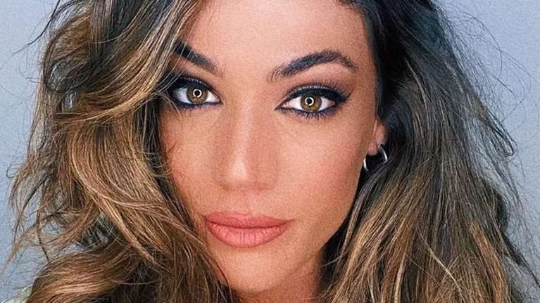 Ήβη Αδάμου: Ποζάρει άβαφη αγκαλιά με τον Μιχάλη Κουϊνέλη, στο cozy σαλόνι του σπιτιού τους