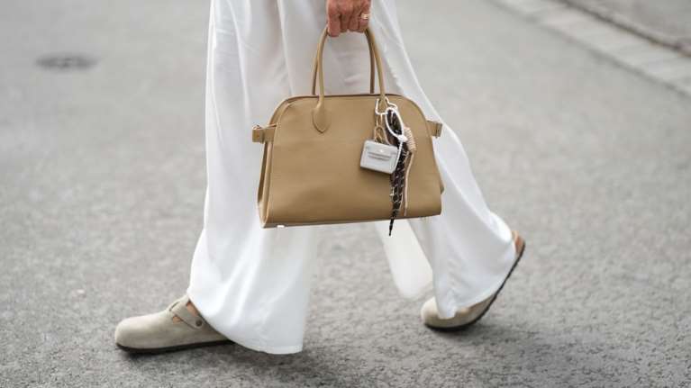 Πώς να φορέσεις τα clogs σου αυτή την περίοδο;