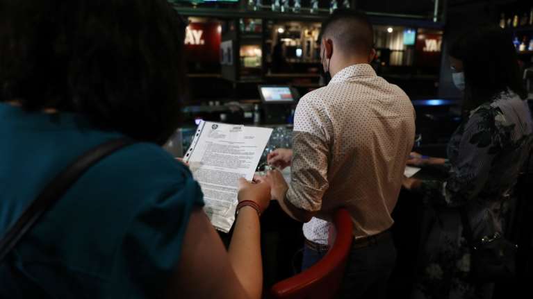 Απίστευτο επεισόδιο στη Θεσσαλονίκη: Κλιμάκιο πήγε για έλεγχο σε κατάστημα και ο ιδιοκτήτης τους πέταξε έξω &quot;με τις κλωτσιές&quot;