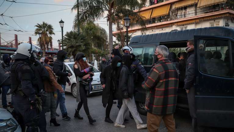 Μαζικές συλλήψεις για την επίθεση με τρικάκια στα γραφεία της ΝΔ: Χειροπέδες σε 111 άτομα