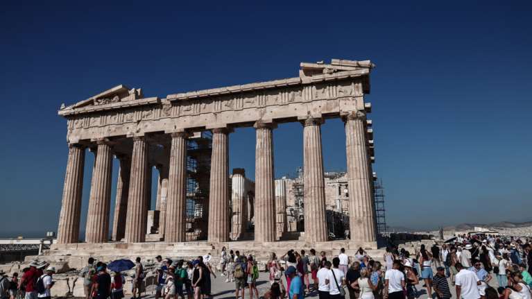 Ρουμάνος τουρίστας έκλεψε μάρμαρα από την Ακρόπολη- "Είχαν πέσει από μόνα τους, δεν φταίω" είπε στους αστυνομικούς